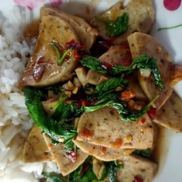 ข้าวกรเพาหมูยอพริกไทยดำ