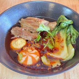 ก๋วยเตี๋ยวซีกโครงหมูตุ๋น