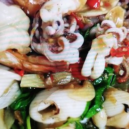 ข้าวกะเพรากุ้งหมึก