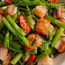 ผัดผักบุ้งหมูกรอบ