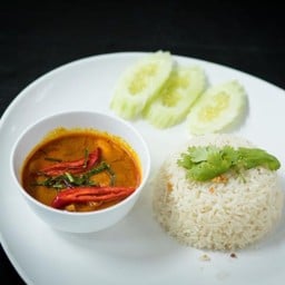 ผัดเครื่องแกงราดข้าว