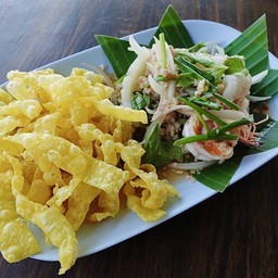 ยำเกี๊ยวกรอบ