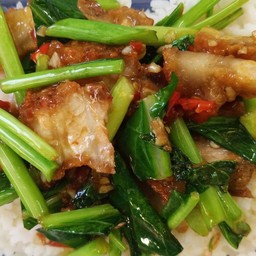 คะน้าหมูกรอบ