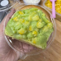 ปังไส้ทะลัก สังขยาใบเตย ข้าวโพด (1ชิ้น)