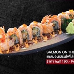 แซลมอนเบิร์นไฟโรลไส้กุ้งเทมปุระ 8ชิ้น