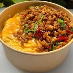 ข้าวกะเพราหมูสับโบราณไข่ข้น