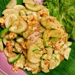 แตงกวาผัดไข่