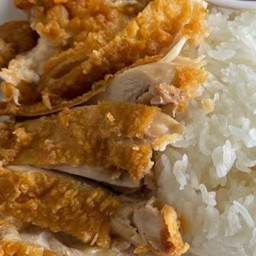 ข้าวไก่ทอด(น้ำจิ้มแจ่ว)