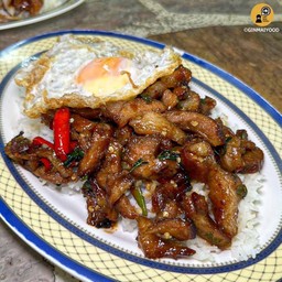 กระเพราคอหมูย่างไข่ดาวราดข้าว