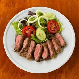 สลัดเนื้อเทนเดอร์ลอยน์ทอด พร้อมน้ำสลัด