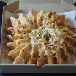 [อร่อยซ่ากับโค้ก] เกี๊ยวซ่าชีส 20 ชิ้น +  โค้ก ออริจินัล (ขวด)