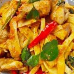 ผัดพริกแกงไก่หน่อไม้เหลือง(เปฺ็นกับ)