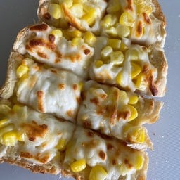 ปังแผ่น ข้าวโพดอบชีส