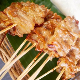 หมูปิ้ง 8 ไม้ + ข้าวเหนียว 1 ห่อ