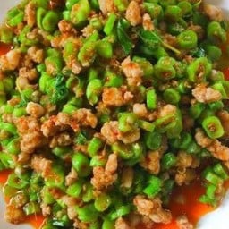 ผัดพริกแกงถั่วฝักยาวหมูสับ ราดข้าว
