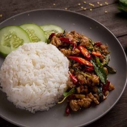 ผัดพริกแห้งใบโหระพาราดข้าว