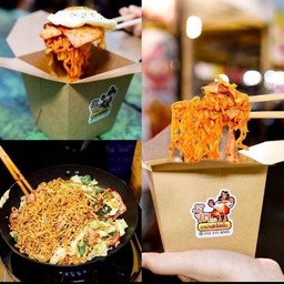 ไส้กรอกยากิโซบะ(ฟรีไข่ดาว)