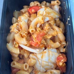 มักกะโรนีซอสมะเขือเทศ ปลาหมึก