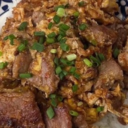ข้าวสันคอหมูผัดไข่ ใส่ซอสสุกี้