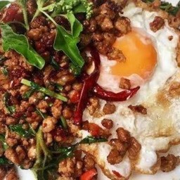 กะเพราหมูสับไข่ดาว ซุปสาหร่าย