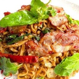 หมูสไลด์กระเพราผัดพริกแห้ง ฟรีไข่ดาว