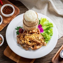 ข้าวเหนียว+หมูทอดน้ำปลา (กระเทียมเจียวหอม)