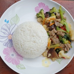 ผัดผักรวมมิตรราดข้าว