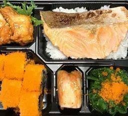 ชุดเบนโตะข้าวหน้าแซลมอนย่างเกลือ