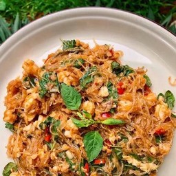 ผัดกระเพราวุ้นเส้นกุ้งสับ