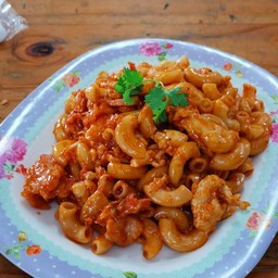 มักกะโรนีผัดซอสไก่