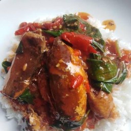 ข้าวกระเพราปลากระป๋อง