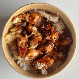 ข้าวไก่กรอบ  ซอสฮอต&สไปซี่