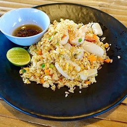 ข้าวผัดทะเล พร้อมน้ำจิ้ม