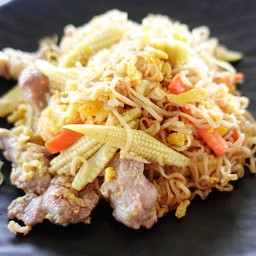 มาม่าผัดใส่ไข่ใส่หมู