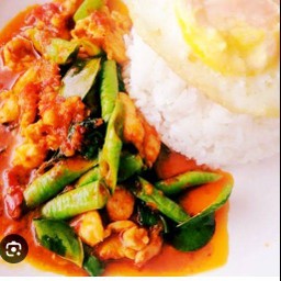 ผัดพริกแกงไก่ราดข้าว+ไข่ดาว