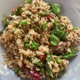 กระเพราพริกแห้งเนื้อตุ๋นคลุกข้าวใส่ถั่วฟักยาว