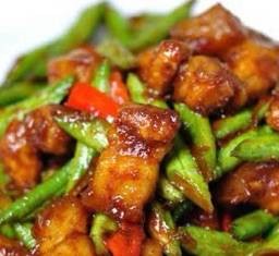 ผัดพริกแกงถั่วใส่หมูกรอบ