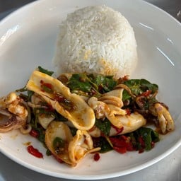 ข้าวกระเพราปลาหมึก