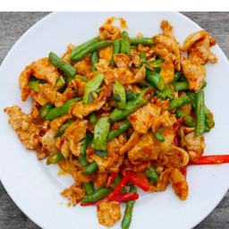 ผัดพริกแกงไก่ ราดข้าว