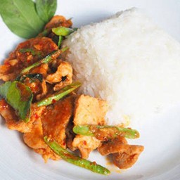 ผัดพริกแกงไก่ราดข้าว