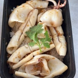 ข้าวปลาหมึกกระเทียม