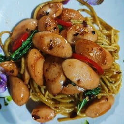 สปาเก็ตตี้กระเพราไส้กรอก