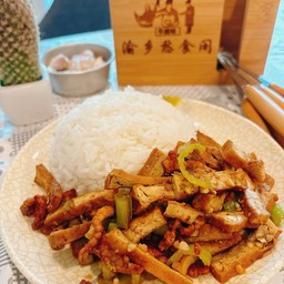 เต้าหู้ทอดผัดหมูเส้นราดข้าว