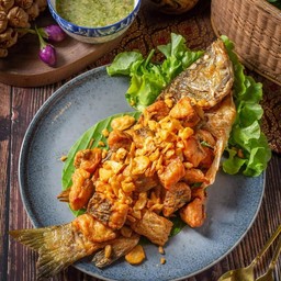 ปลากะพงทอดขมิ้น ซีฟู๊ด