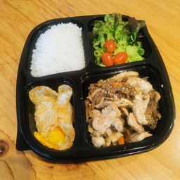 ข้าวอกไก่ผัดก้านเห็ดหอมทรงเครื่องไข่ดาว