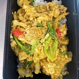 ไก่ผัดผงกะหรี่ราดข้าว