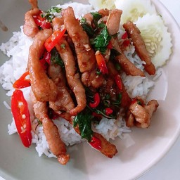 กระเพราหมูแดดเดียวราดข้าว