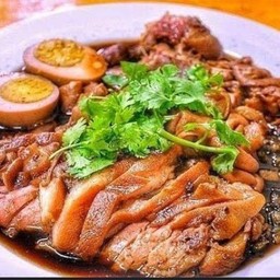 ขาหมู เนื้อ หนัง คากิ ใส้ แถมใข่ (กับข้าว)