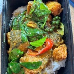 ข้าวพริกแกงใต้แซลมอน