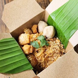 หมี่คลุก ลูกชิ้น กากหมู